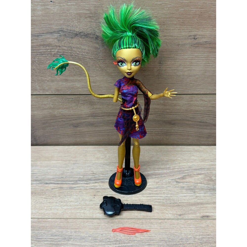 Monster High Jinafire Long Scaris Doll + Tail Outfit Stand (Incomplete)